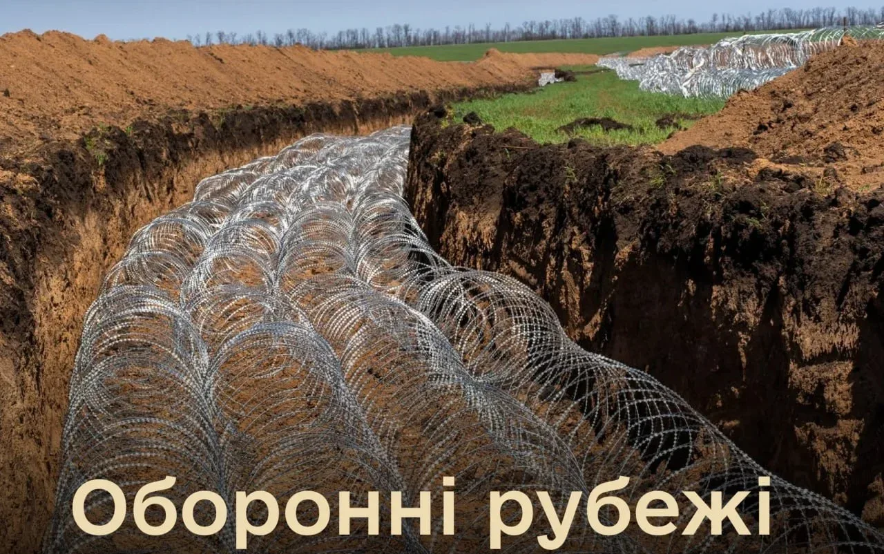 Колючий дріт у рові
