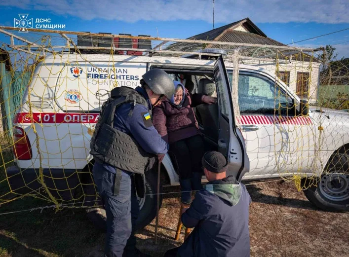Рятувальники евакуювали жінку з літньою матір’ю та собакою з прикордоння Шосткинщини