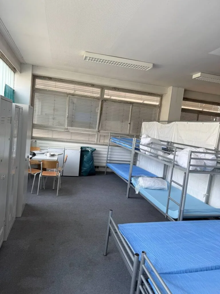 У Німеччині родину Федоренків на три тижні поселили в гуртожитку. Їм надали довгу кімнату, частину якої від сусіднього простору відділяла лише перегородка.