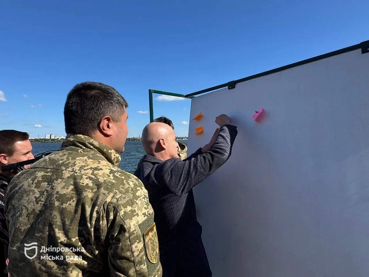Захист, який поруч: у Дніпрі на «Родинній лавці» відкрили марунові парасольки 7-го корпусу Десантно-штурмових військ - 01.10.2026
