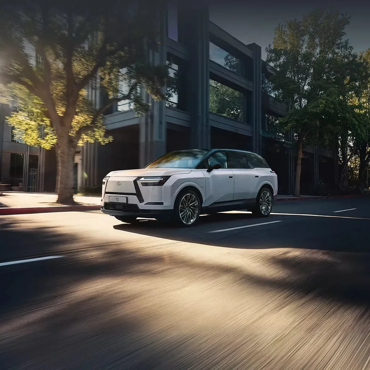 Lexus TZ на повороте городской дороги