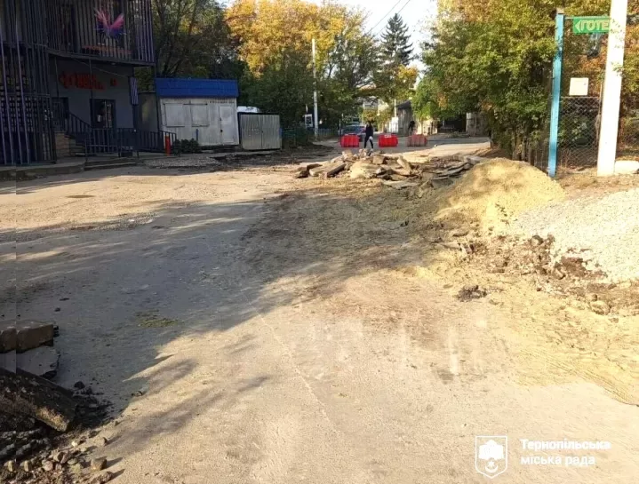 У Тернополі до 30 жовтня перекрили рух на вулиці Медовій: там ремонтують дорогу і тротуар