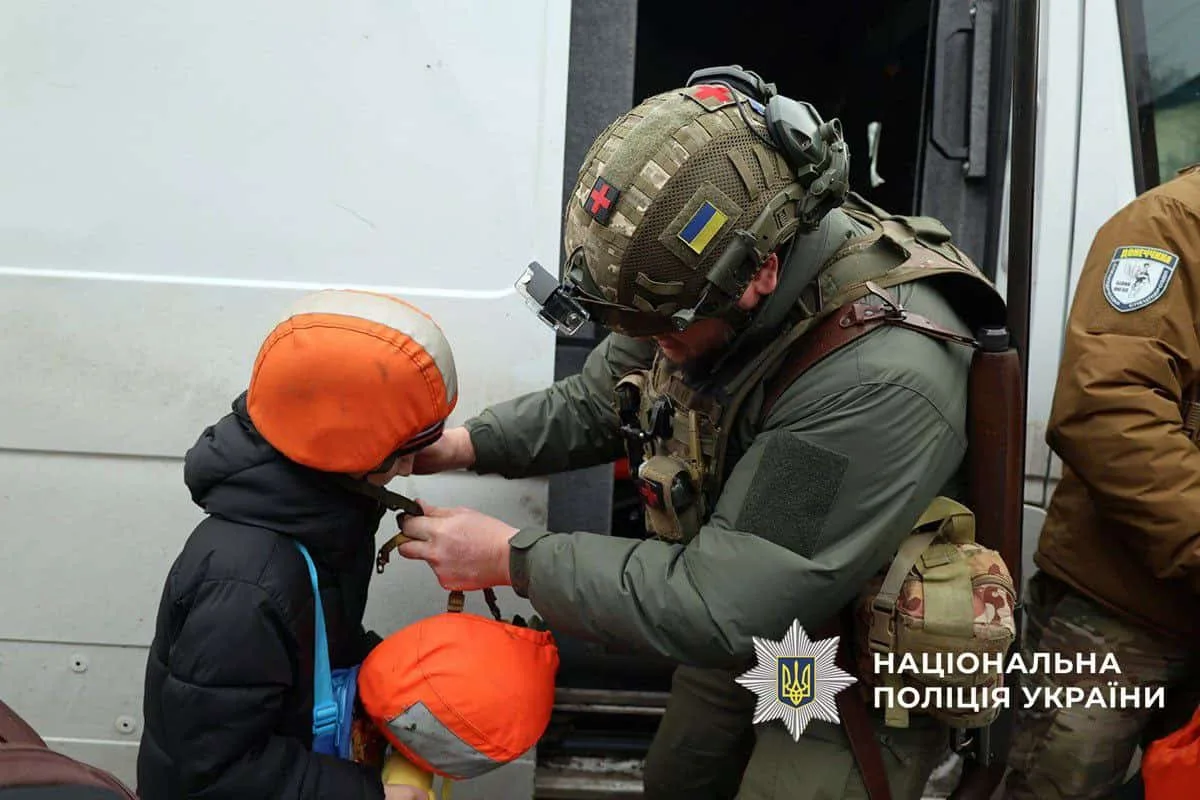 Евакуація дітей з Донеччини. Ілюстративне фото: ГУНП Донеччини