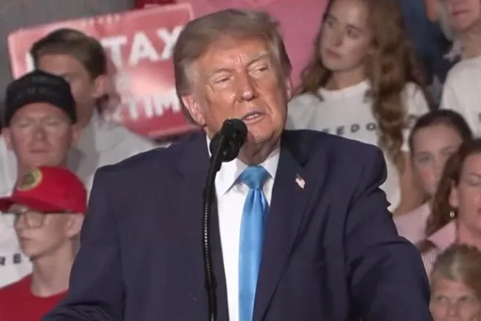 Дональд Трамп зʼявився на публіці у бюджетному костюмі: яка ціна