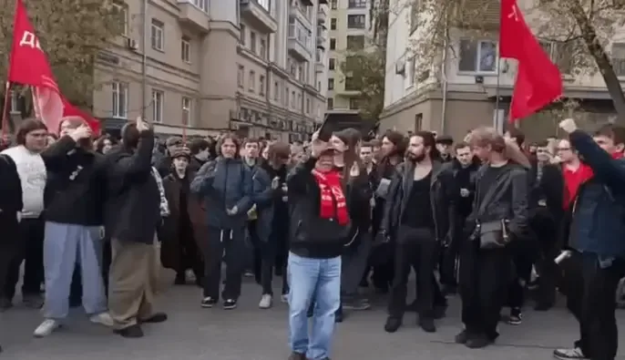 У Москві на мітингу КПРФ почали затримувати людей після лозунгу "Долой царя!"