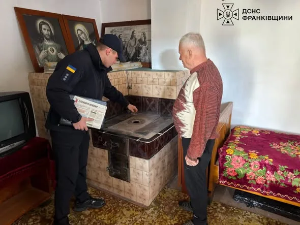 Офіцери-рятувальники громад Прикарпаття нагадують мешканцям про безпеку в опалювальний сезон