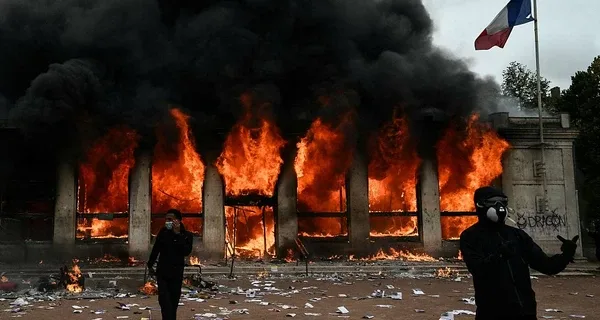 Протесты во Франции: в Марселе штурмовали мэрию, а в Париже пытались пройти к Елисейскому дворцу