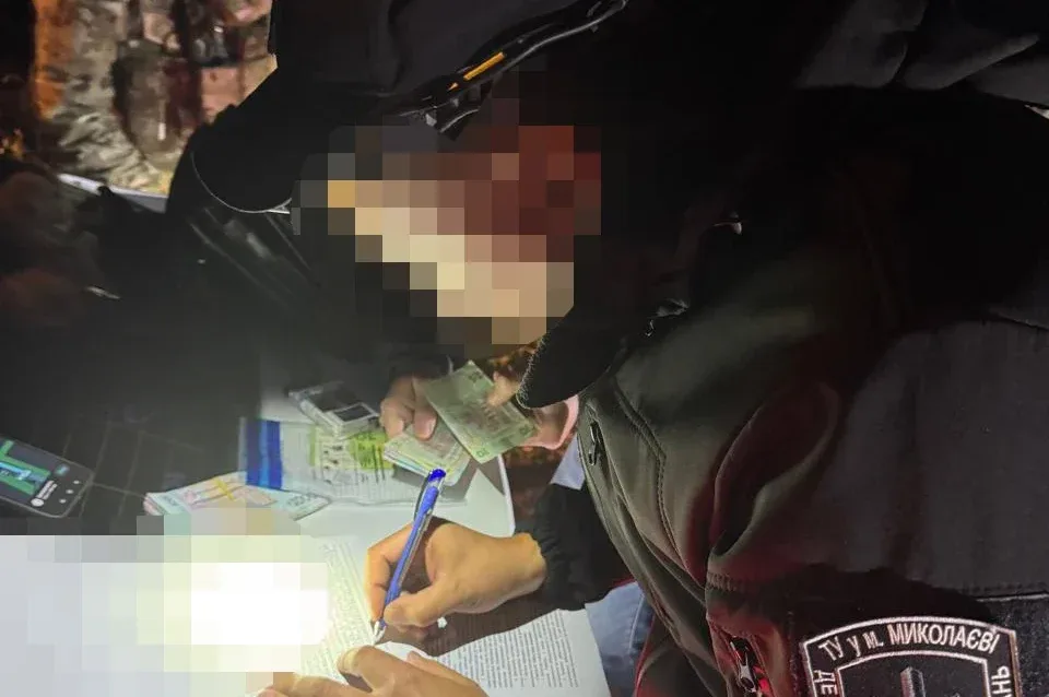 Ухилянти в антидронових плащах: поліцейський прикривав канал незаконного переправлення за кордон