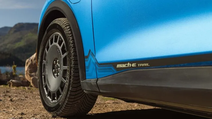 Автомобиль Ford Mustang Mach-E Trail 2027 года