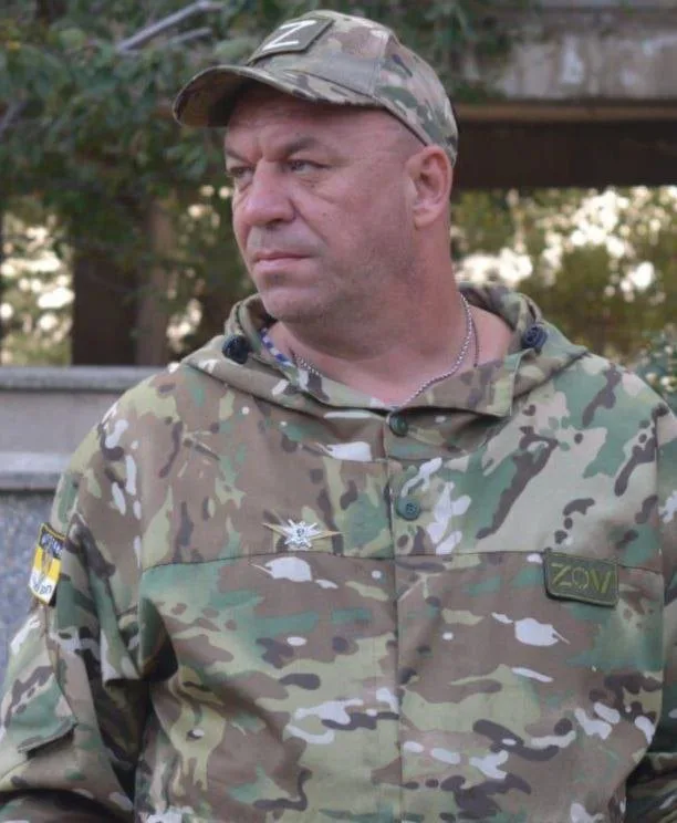 На фото: Дмитро Польський, педагог додаткової освіти Кримпатріотцентру, військовий пенсіонер, учасник війни в Сирії, керівник шкільного ВПК «Громовержець» і наставник ВПК «Ведмідь»