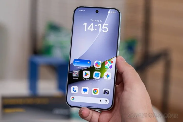 POCO F9 Pro смартфон в руке