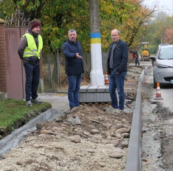 У Калуші тривають роботи з облаштування безбар’єрного тротуару на Височанці