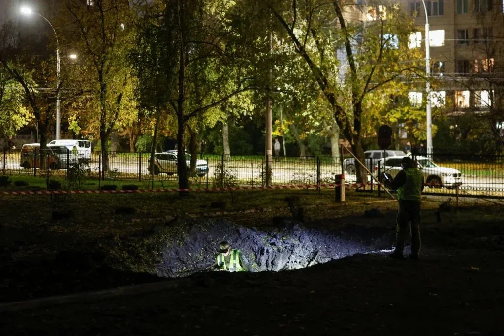 Південний міст, метро, університетський гуртожиток: У Києві руйнації та жертви від чергового повітряного нападу