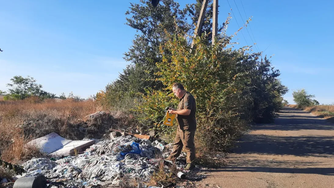 Ганчір'я, матраци та шини серед поля: на Одещині виявили нові сміттєзвалища