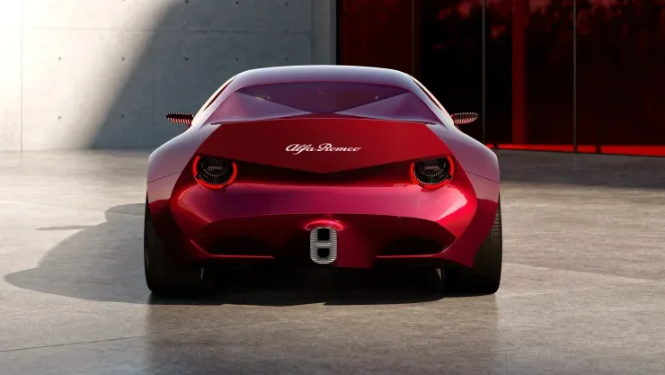 Красный концепт-кар Alfa Romeo Cuorerosso, вид сзади: круглые LED-фары, надпись "Alfa Romeo" и выхлопные трубы по центру бампера