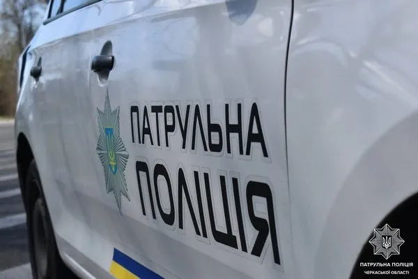 В Черкасах патрульні допомогли жінці, яка впала із велосипеда