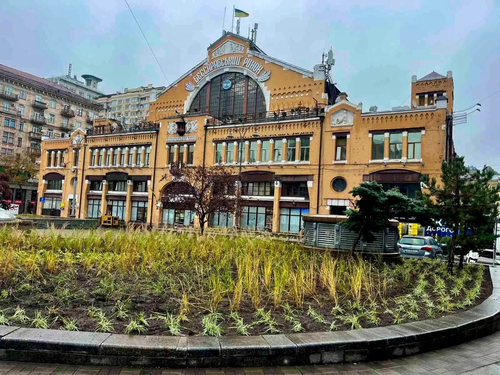 На Бессарабській площі з’явилася сучасна зелена зона у стилі нової хвилі