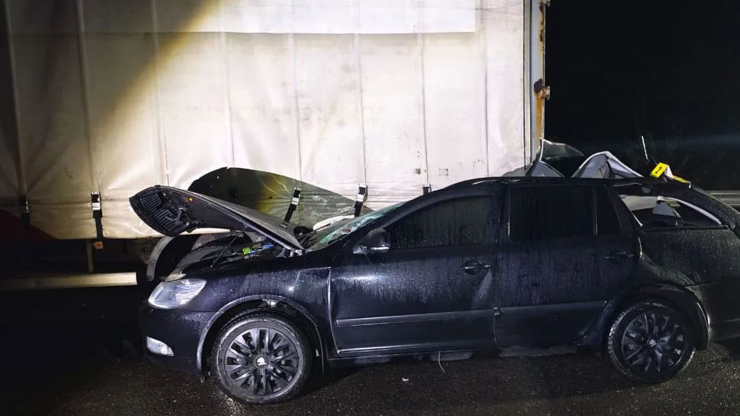 Нетверезий водій на Skoda врізався у вантажівку поблизу Полтави: загинула пасажирка, керманича затримано