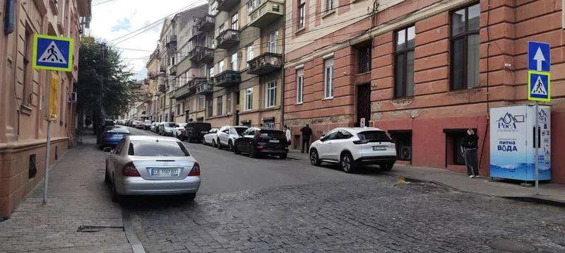 У центрі Чернівців ще одна вулиця стала односторонньою У центрі Чернівців ще одна вулиця стала односторонньою