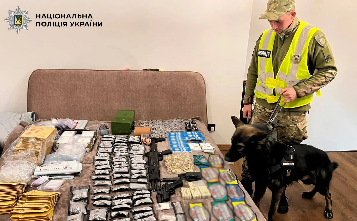 У столиці припинено діяльність групи, яка збувала наркотики: вилучено канабіс на майже 2 млн грн, та боєприпаси (фото, відео)