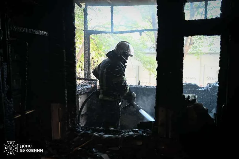 У Чернівцях виникла пожежа у квартирі багатоповерхівки