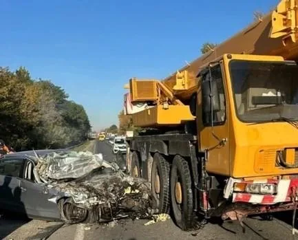 Неподалік Тернополя автомобіль зіткнувся з автокраном: водій легковика загинув