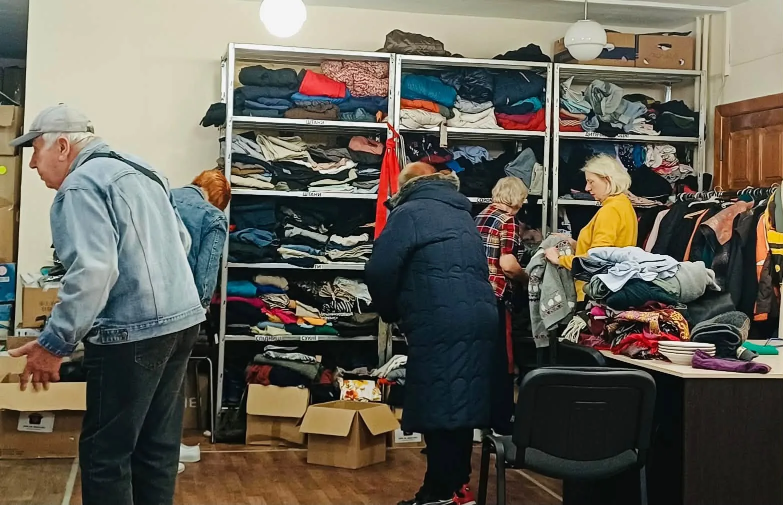 Переселенці з Покровської громади можуть отримати одяг для дорослих у Дніпрі: яка адреса