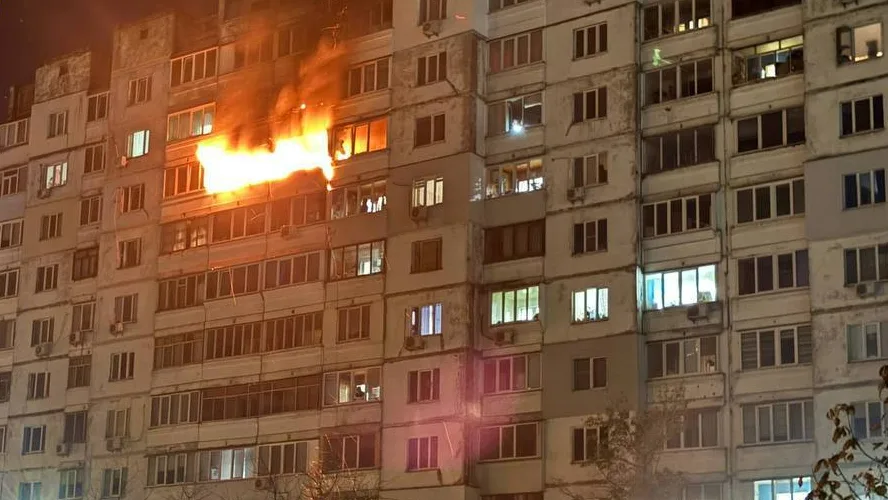 У Києві внаслідок атаки РФ виникла пожежа в житловому будинку