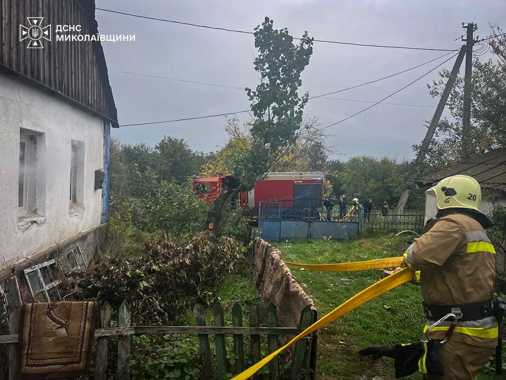 За пів кроку до трагедії. У селі на Миколаївщині діти опинилися замкненими у палаючій хаті (ФОТО)