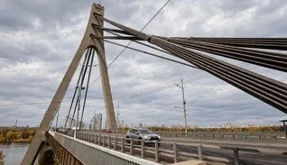 Збільшення кількості автобусів і тролейбусів розв’яже проблему заторів на мостах - експерт