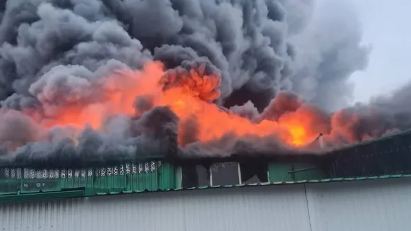 Росіяни влучили у промпідприємство на Волині: вирує сильна пожежа