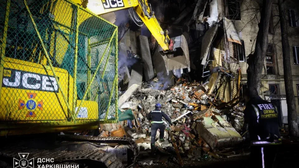 У Харкові після удару по багатоповерхівці з-під завалів дістали тіла трьох загиблих 