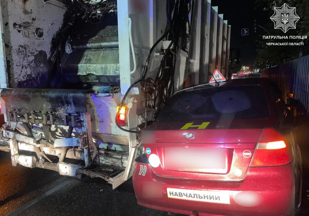 У Черкасах на Благовісній зіткнулися вантажівка та навчальний автомобіль