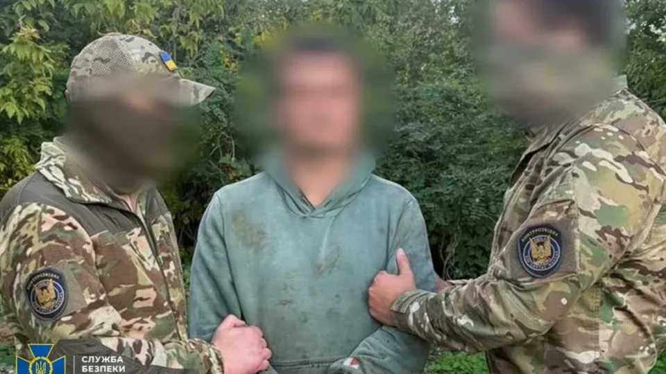 Бомба під виглядом акумулятора, вибухівка з неба: СБУ зірвала підготовку терактів у Харкові 