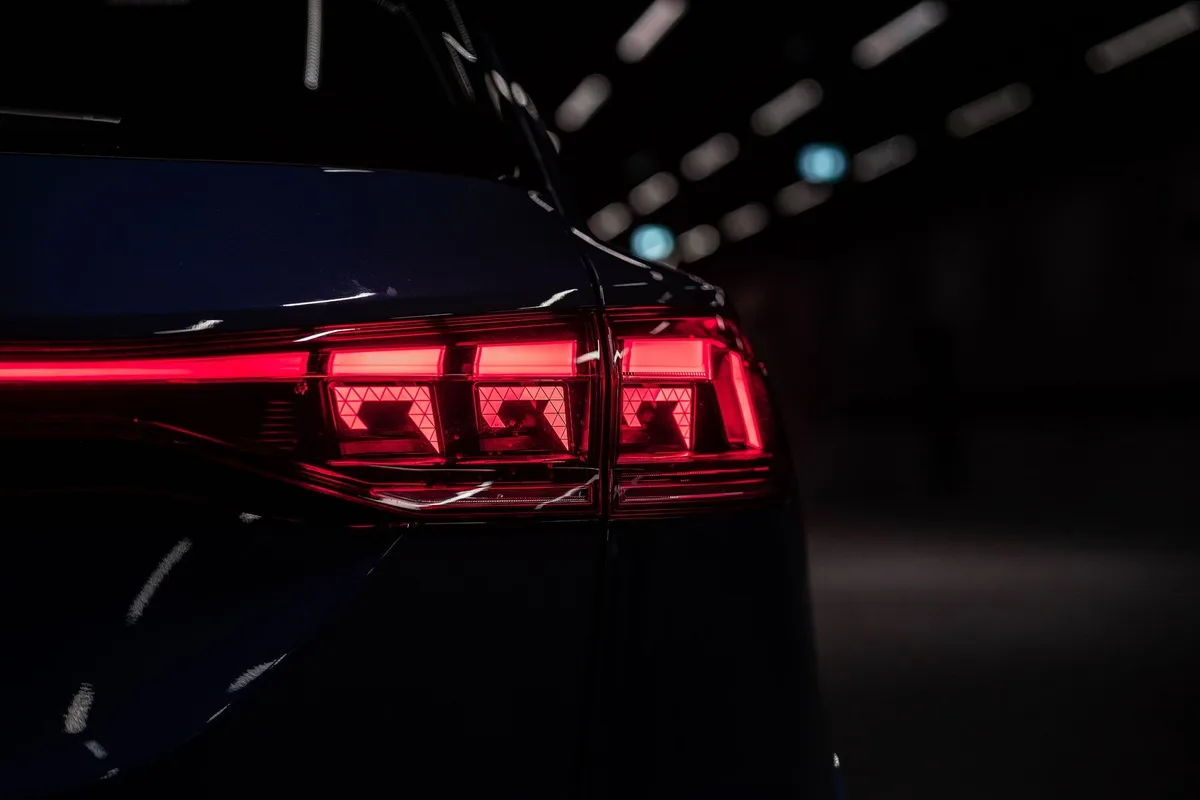 Задний фонарь Audi Q9 в тёмном тоннеле