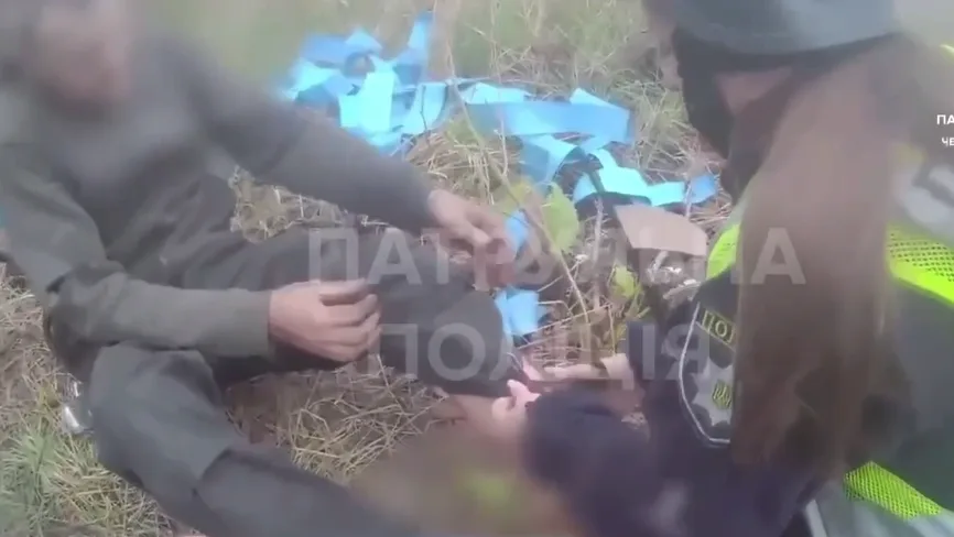 Патрульні показали перші хвилини після удару по Чернігову, внаслідок якого загинула людина