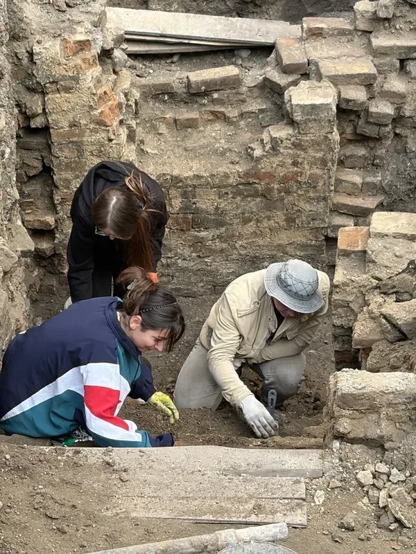 У Луцьку археологи розкопали давню оборонну вежу: вона ховалася біля монастиря Бригідок (фото)