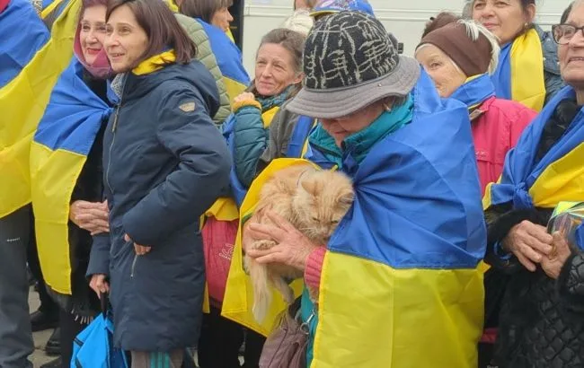 Евакуйовані мешканці Олешок вже в Україні: репортаж (фото, відео)