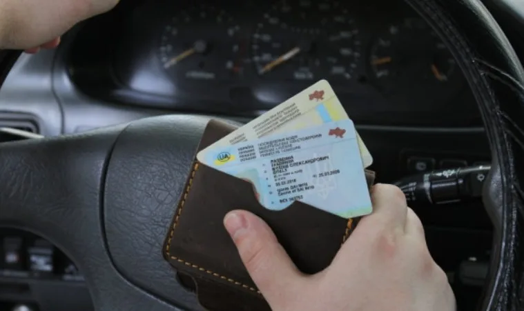 В Україні пропонують дозволити керувати автомобілем з 17 років