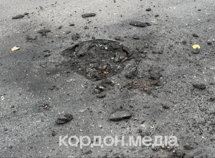 У Сумах дрон влучив у дорогу: поранено дівчину, пошкоджено два авто