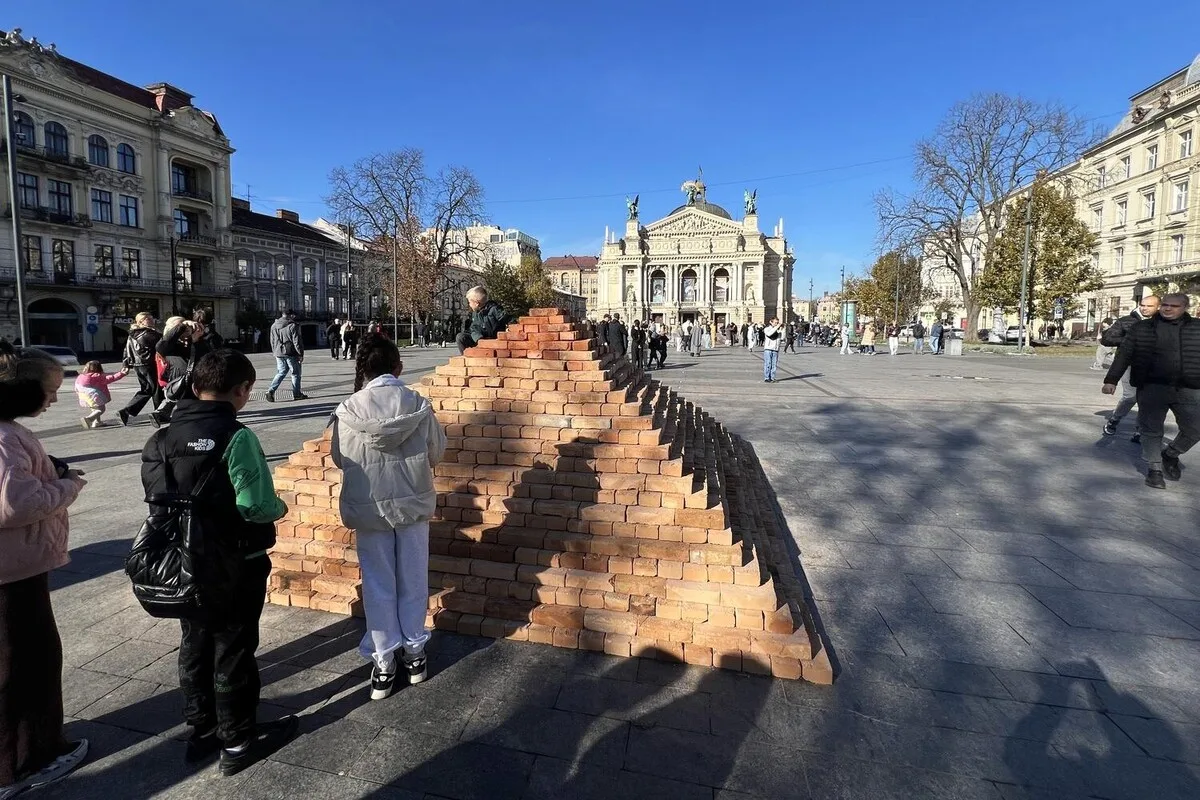 У Львові на&nbsp;площі перед Оперним театром з’явився мистецький об'єкт «Говерла» - 1
