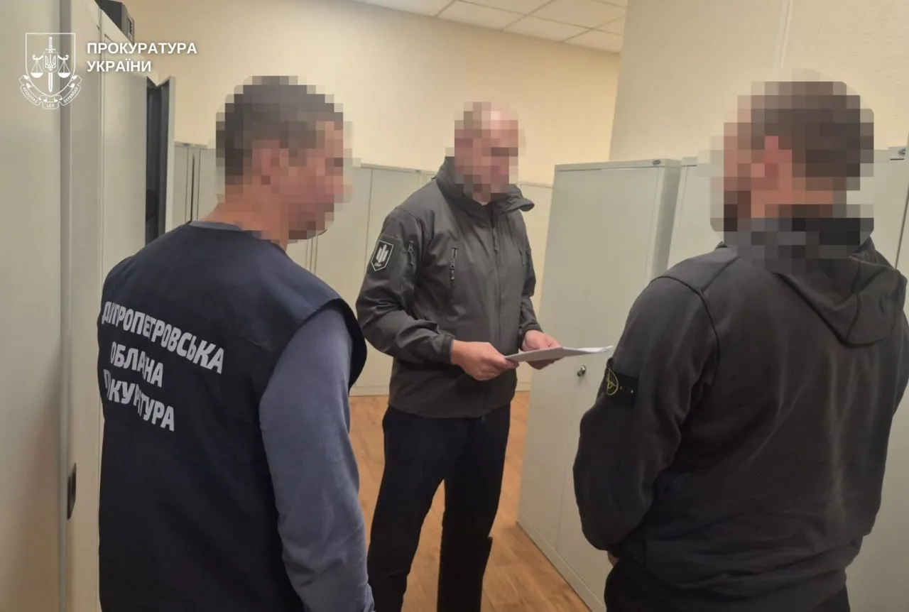 Стріляли, били та відібрали понад $68 тис.: на Дніпропетровщині трьох поліцейських підозрюють у розбої