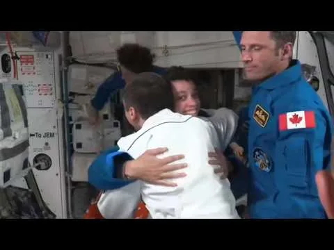 Экипаж миссии SpaceX Crew-13 заходит на борт МКС
