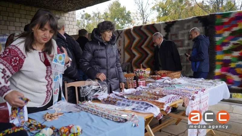 У Чернівцях на височині відкрили мистецький простір із різьбленим ґанком