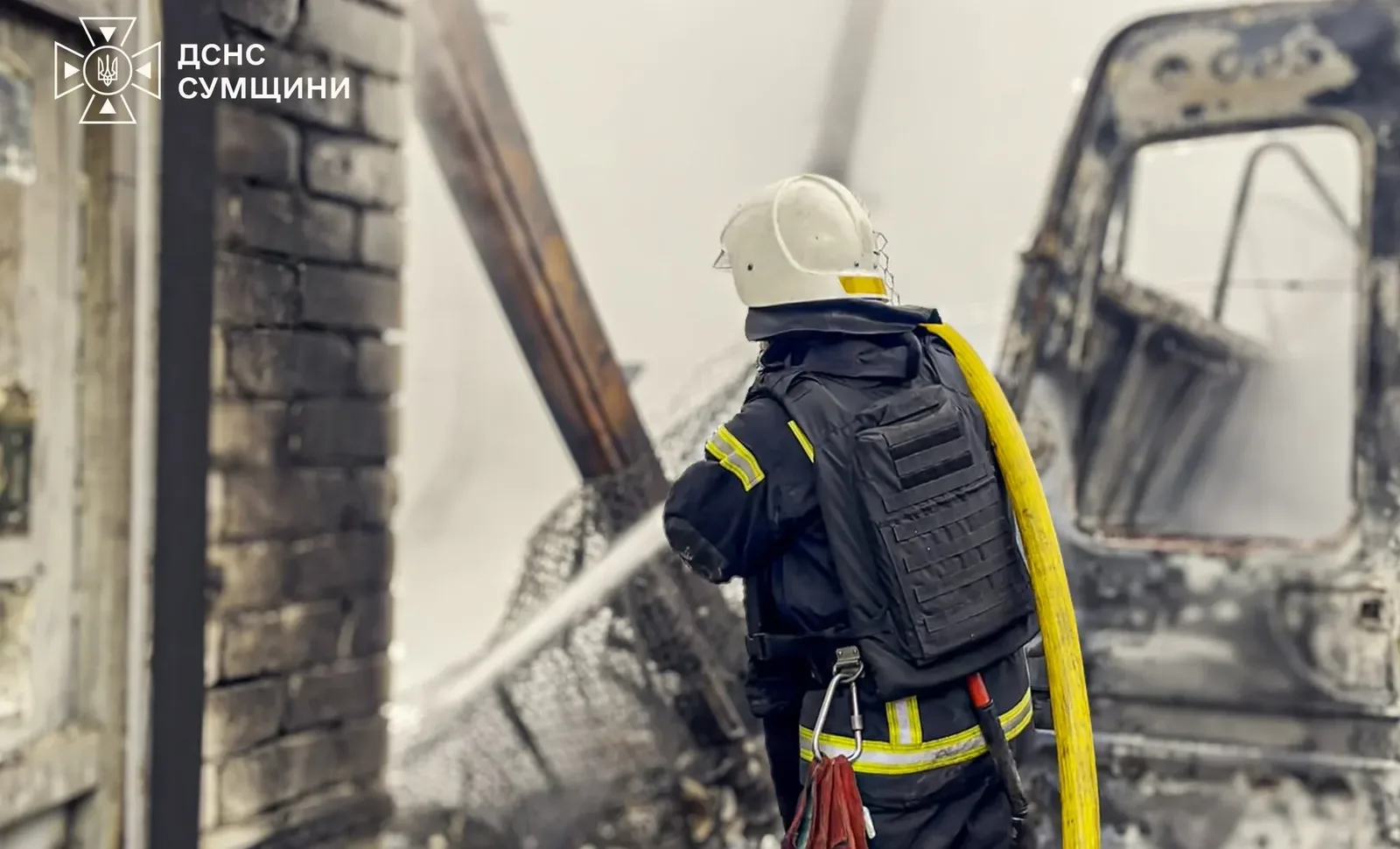 Рятувальник гасить пожежу