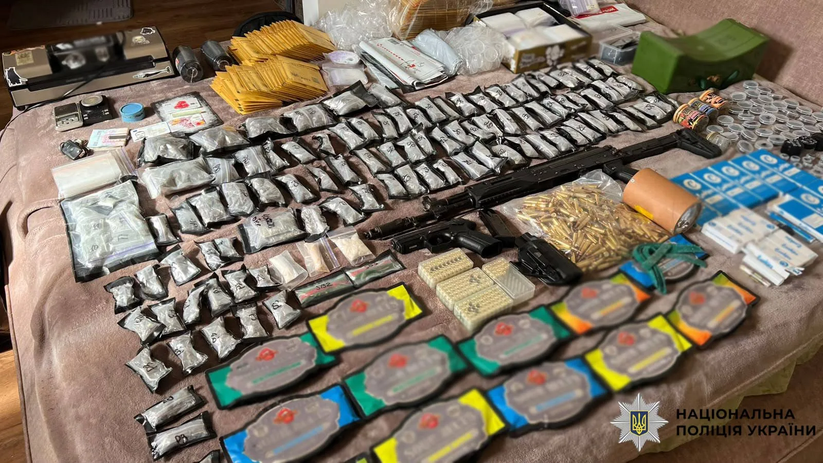 У столиці припинено діяльність групи, яка збувала наркотики: вилучено канабіс на майже 2 млн грн, та боєприпаси (фото, відео)