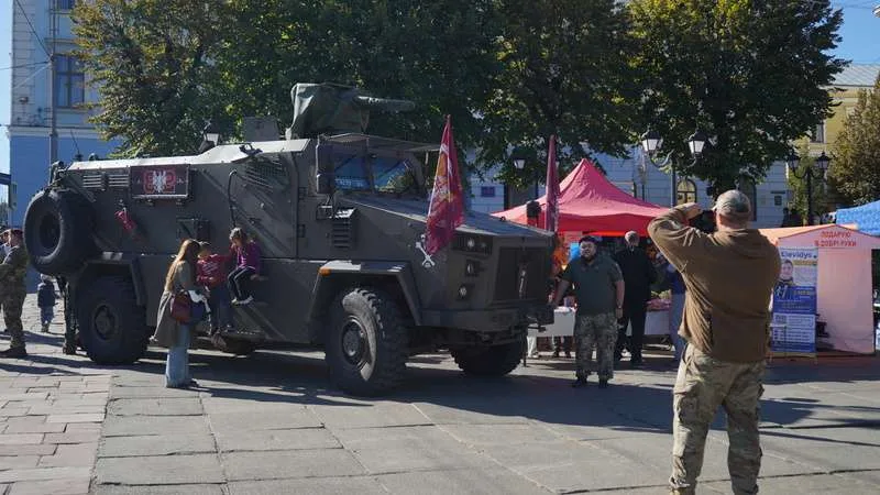Що відбувається у центрі Чернівців зараз: фоторепортаж з Дня міста