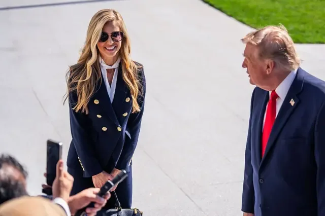 Президент Дональд Трамп та прессекретарка Білого дому Кеті Захарія розмовляють із журналістами на південній галявині Білого дому перед посадкою на борт Marine One, що прямує до Аляски, у вівторок, 13 жовтня 2026 року.