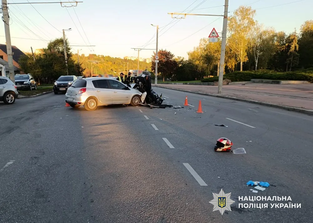 Пошкоджений мотоцикл після аварії на Чуднівській