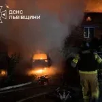 На Львівщині через російську атаку загорілися будинки та автомобілі